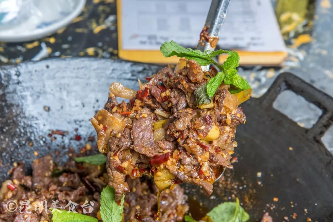 昆明每天卖的最好的美食,昆明每天卖几百桌的街边美食