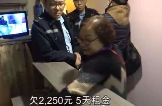 成龙20岁女儿传婚变,清空秀恩爱照片,同性妻子发文称旧照恶心
