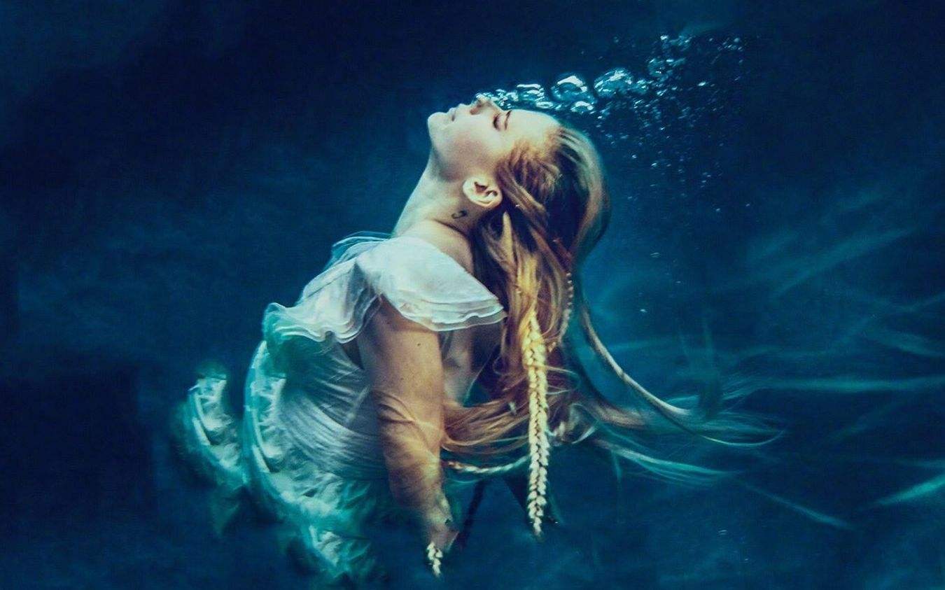 18岁红透全球却因患病失联，被揣测去世后涅槃重生，她叫艾薇儿