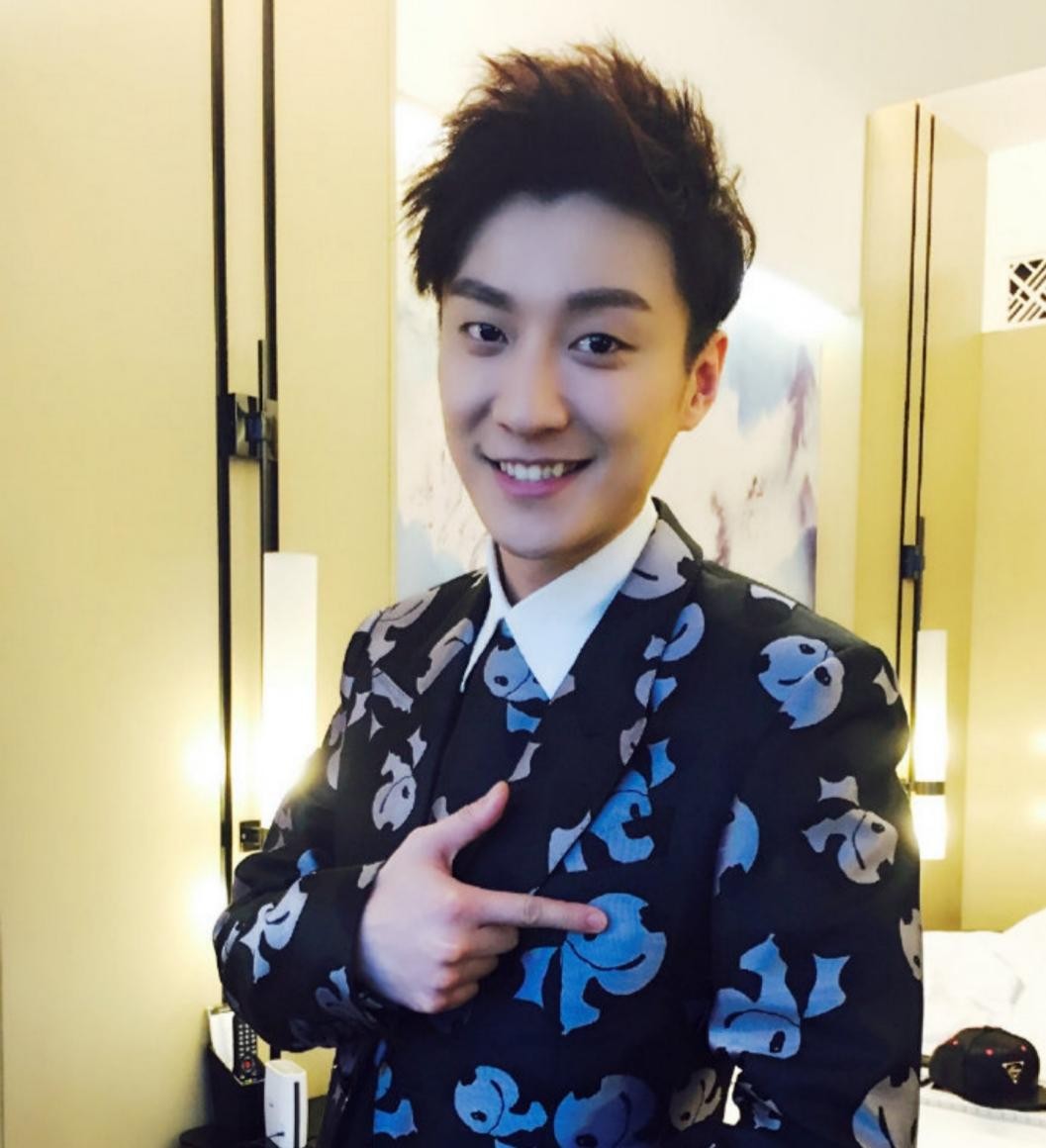 乔任梁妈妈现身墓园为儿子扫墓,乔任梁父母回忆去世接受采访