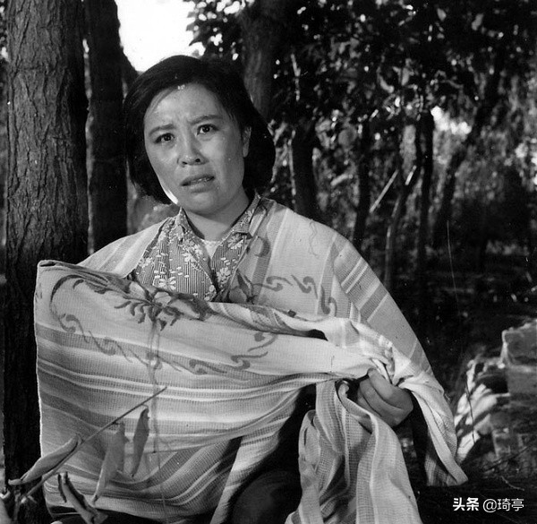 老电影喜盈门片段,喜盈门爷爷化解矛盾