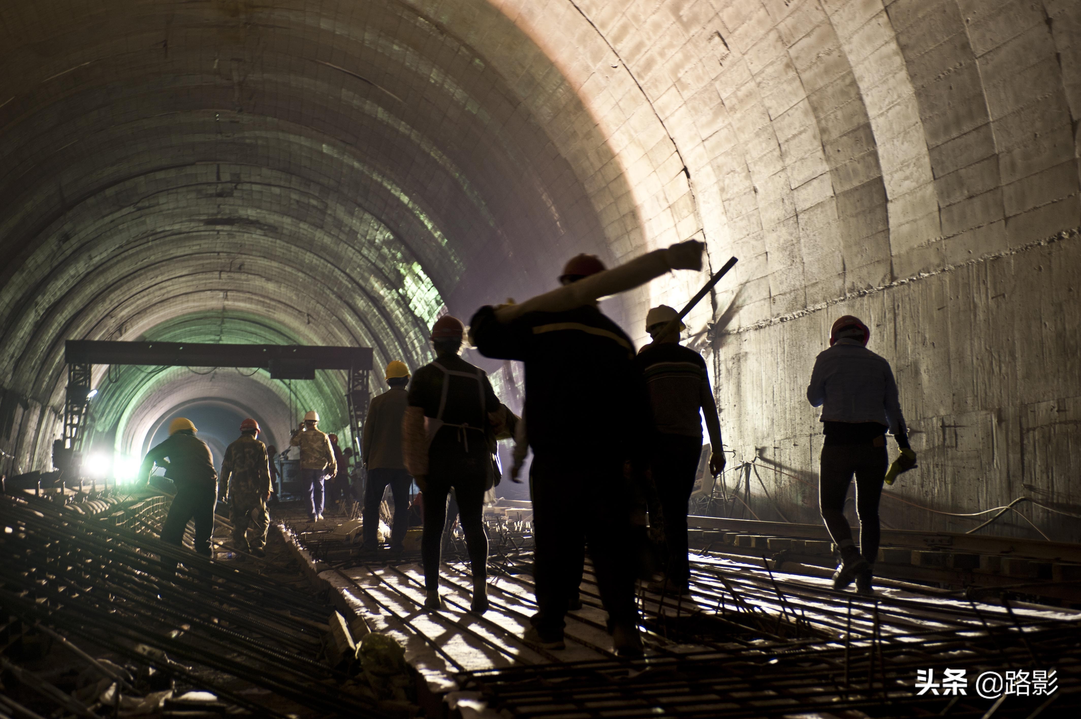 中国高铁隧道,溶洞铁路隧道
