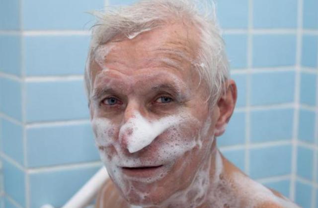 为啥老人身上总有一股味？建议：50岁后远离3个习惯，老了或没味