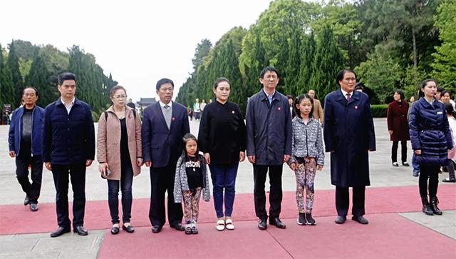 记者拍下照片，方知他是主席外孙，在亚运村当服务员拒绝组织帮助