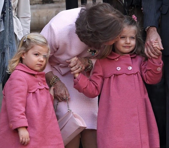 西班牙俩公主差几岁,西班牙公主两姐妹谁漂亮