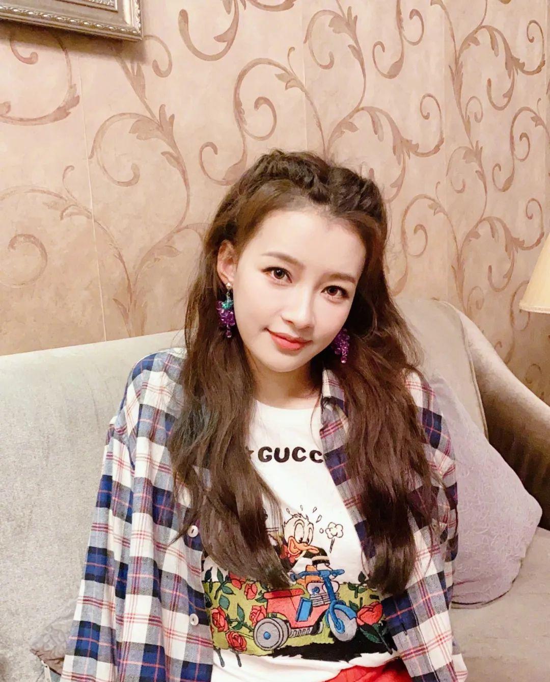 圆脸减龄发型可扎可披图片,短圆脸适合的扎发