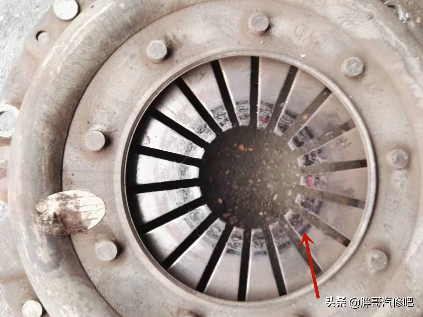 踩下离合器踏板有异响声,十有八九是分离轴承问题,胖哥拆解维修