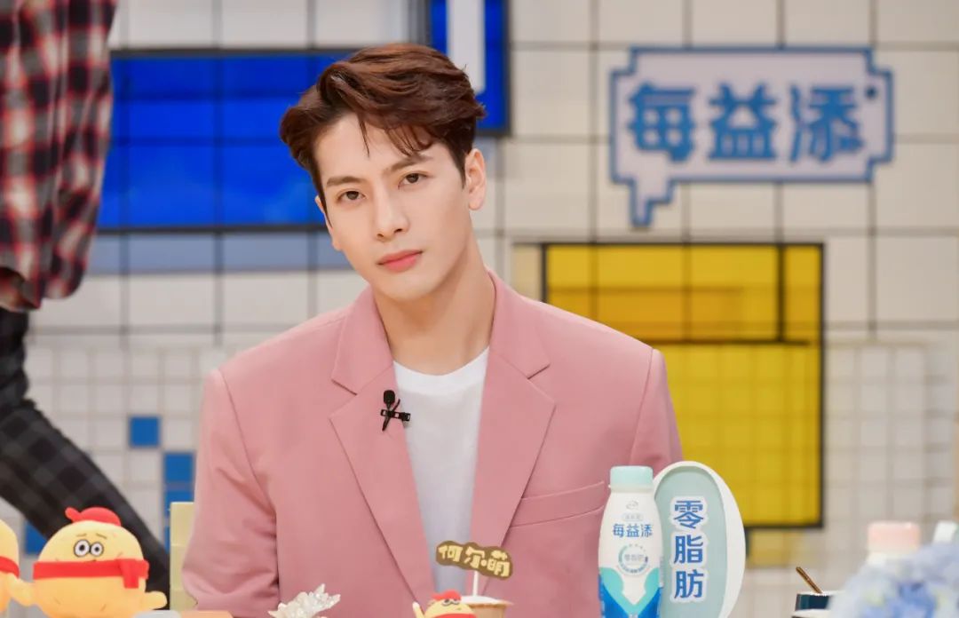 衣品超级好的男明星,王嘉尔穿的蔡徐坤同款衣服