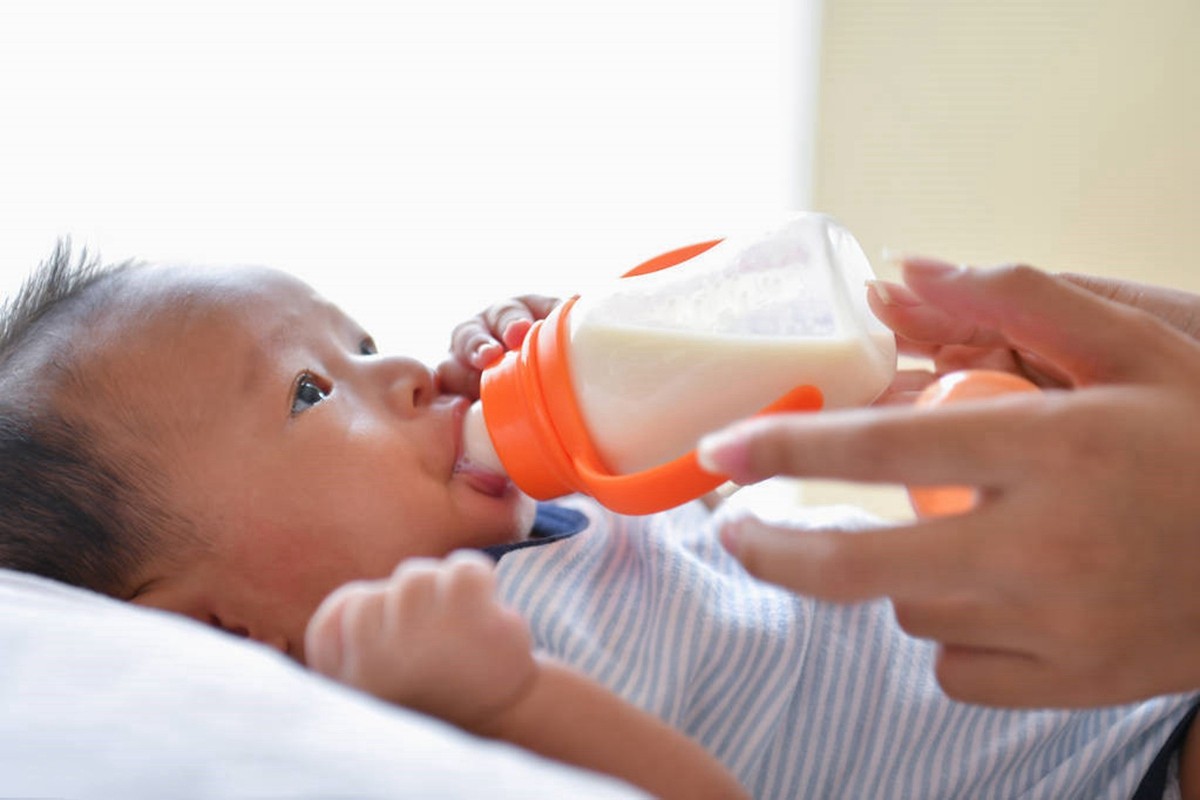 新生儿每天喝奶量对照表,新生儿的胃有多大要喂多少奶水