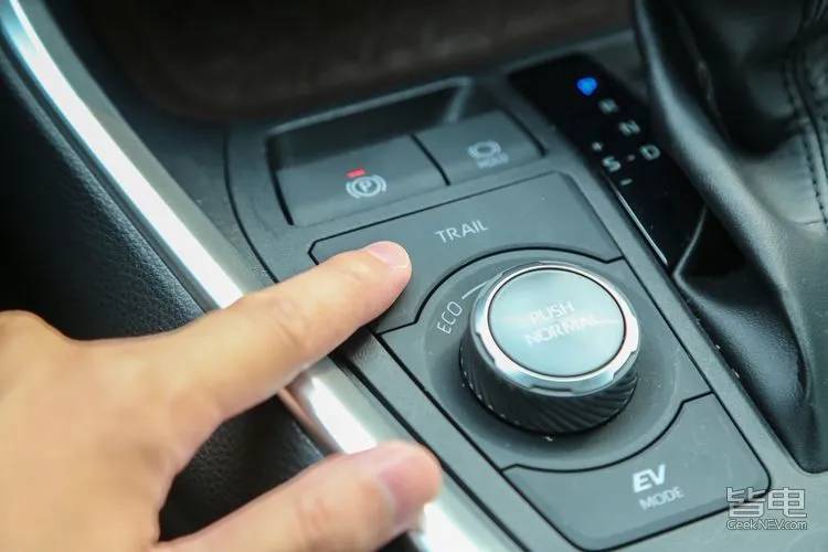 一汽丰田suv荣放rav4哪个颜色好看,家用suv选rav4荣放和crv哪款合适