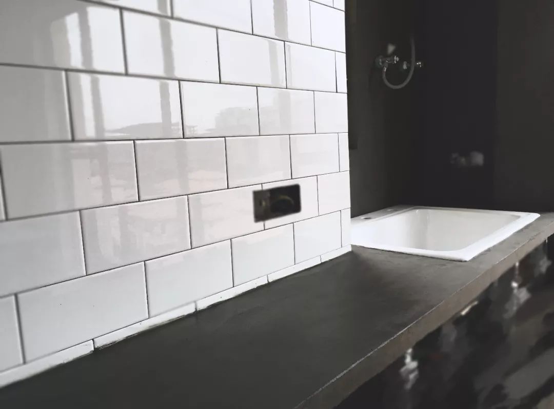 用水泥砌橱柜,用粘土做迷你橱柜