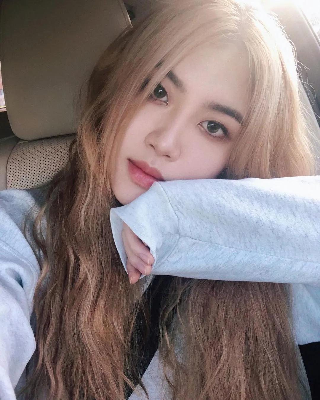 lisa和rosie秀恩爱,lisa与rosa在直播间接吻