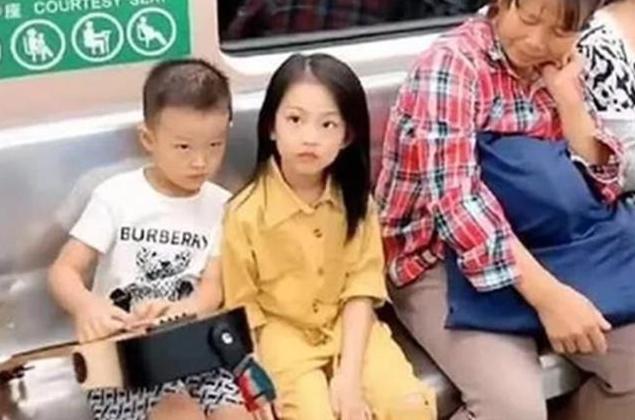地铁里，姐弟俩因一个动作火了，网友：父母的教养都藏在了细节里