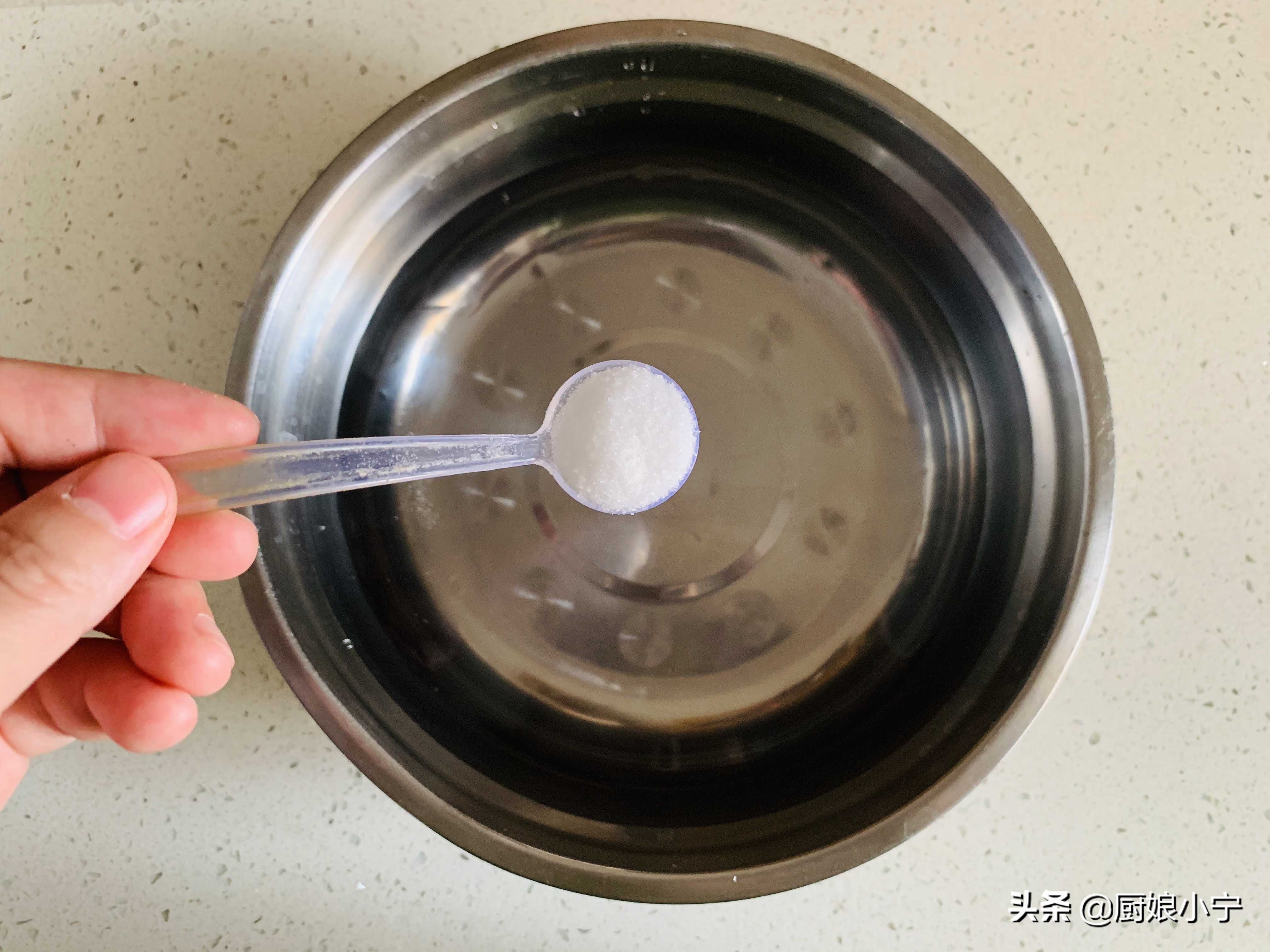 吃香蕉的方法真独特,正确的吃香蕉方法你学会了吗