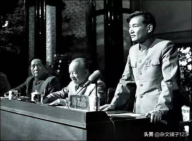 1953年，*云陈**提出用票购物，计划经济由此开始