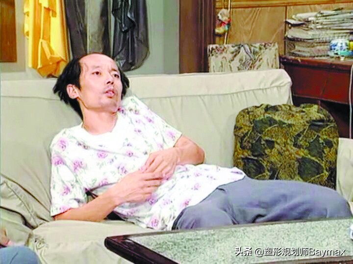 屁股扁平中间还有个坑,屁股扁且下垂显得腿短