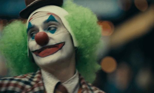 现实中的小丑在跟人类打招呼,世界上的小丑到底有多可怕呢