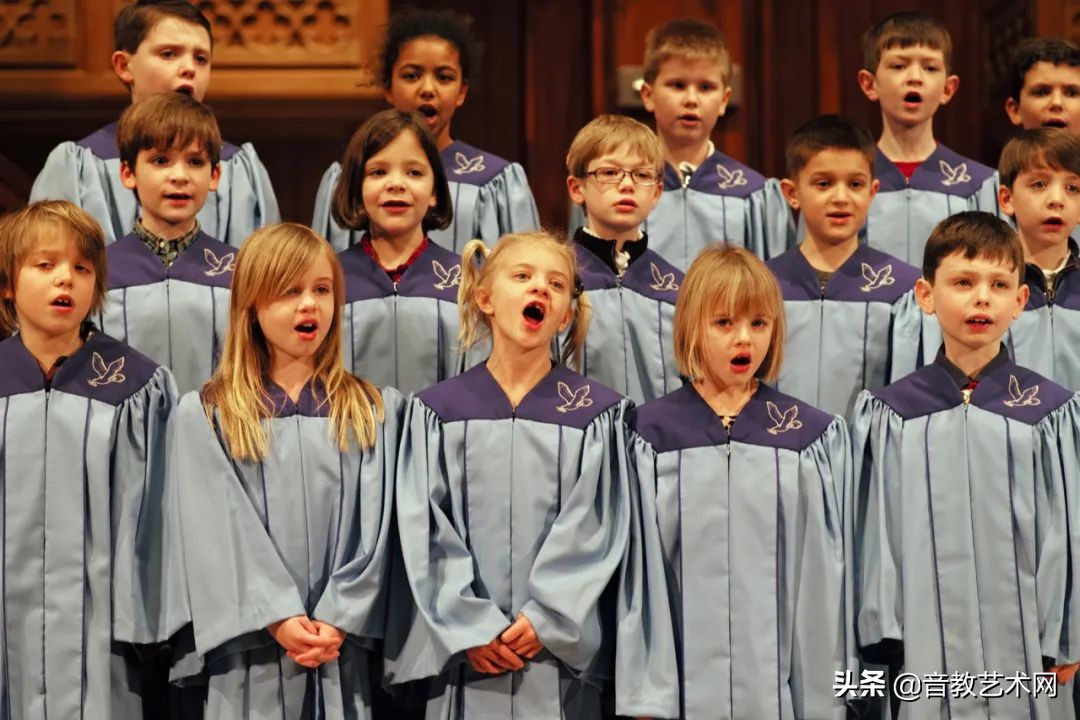 合唱团怎样进行热身训练,国外合唱团震撼场面视频