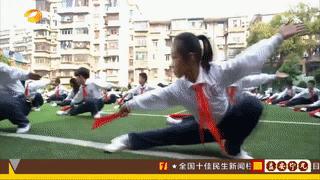 武术课里的小女孩,8岁女童武术课