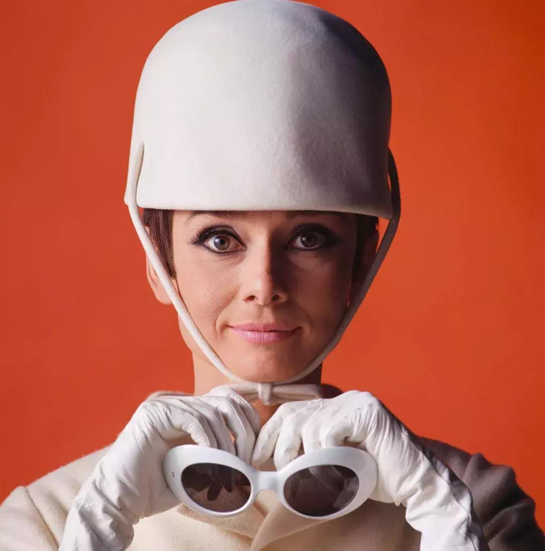 从全世界最会戴帽子的女人身上,学习一点「帽子戏法」