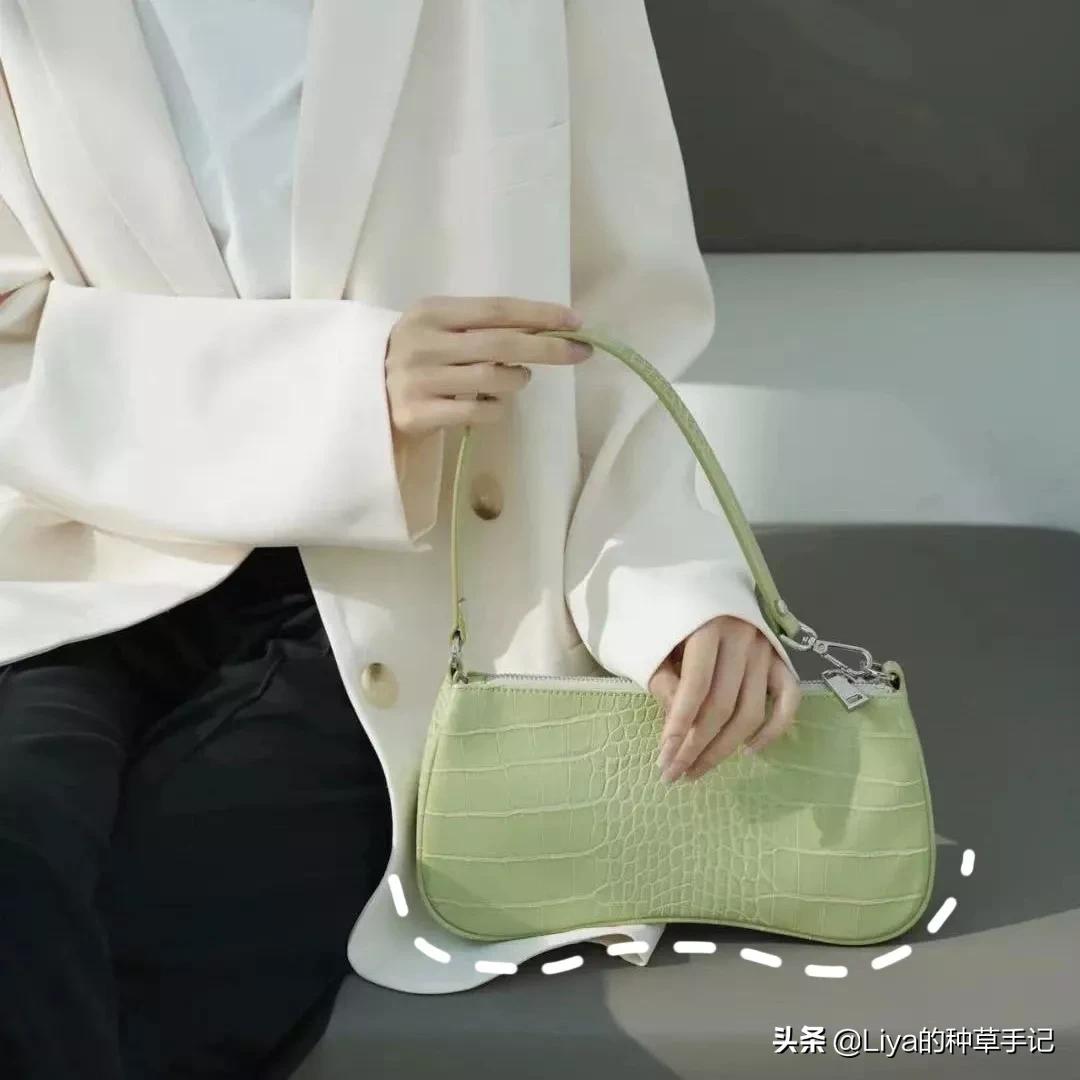 冬季背什么颜色的包包好看,40多岁背什么包包好看