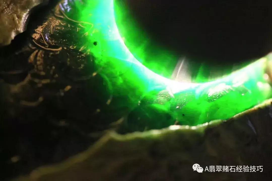 翡翠的颜色越浓越好吗,翡翠的光泽度等级区别