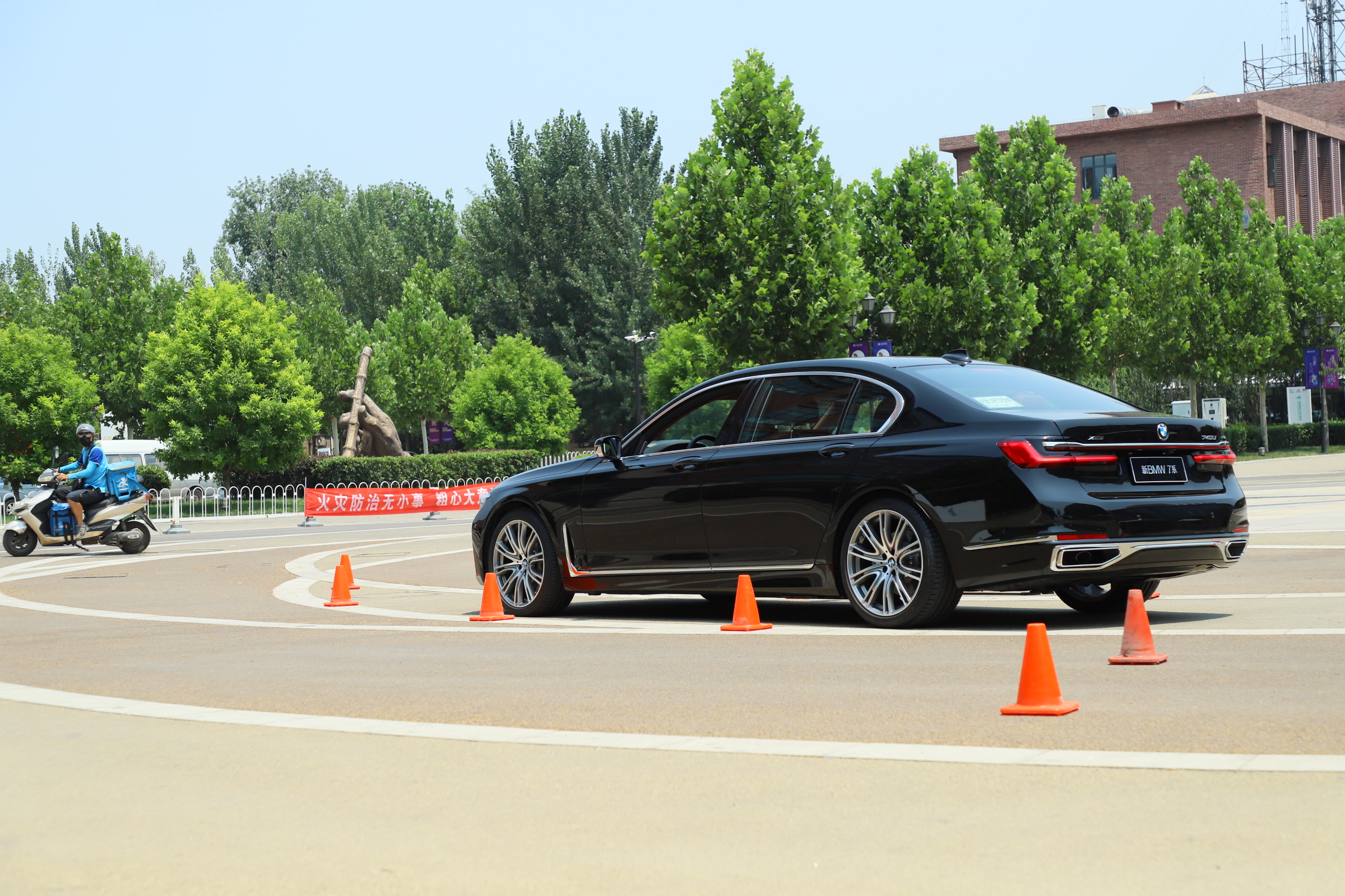 怀揣百万钞票为何让我定了行政级7系？因为试驾过后真的很喜欢