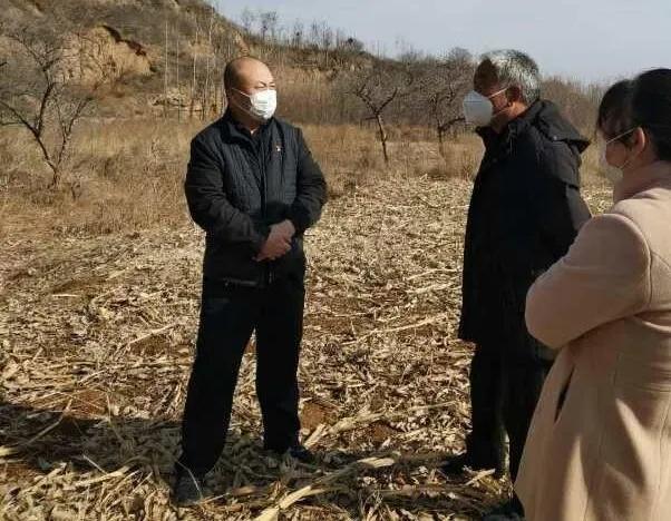 抗疫的基层人员晕倒,村干部病倒抗疫一线