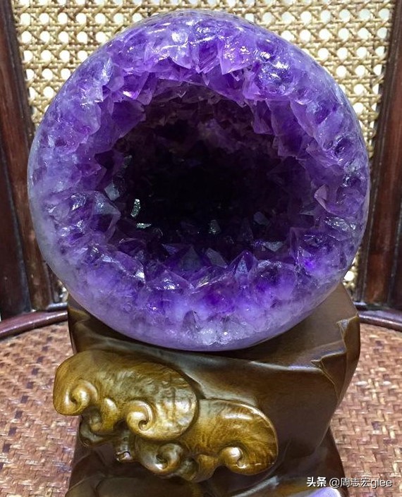 水晶和玻璃成分都是二氧化硅,水晶玻璃二氧化硅含量