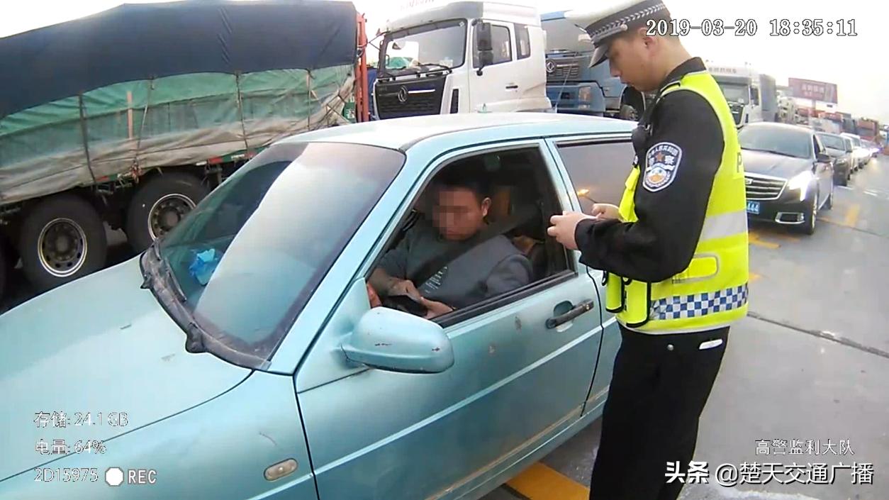 男子开报废车遇到交警,小伙开报废面包车进西藏