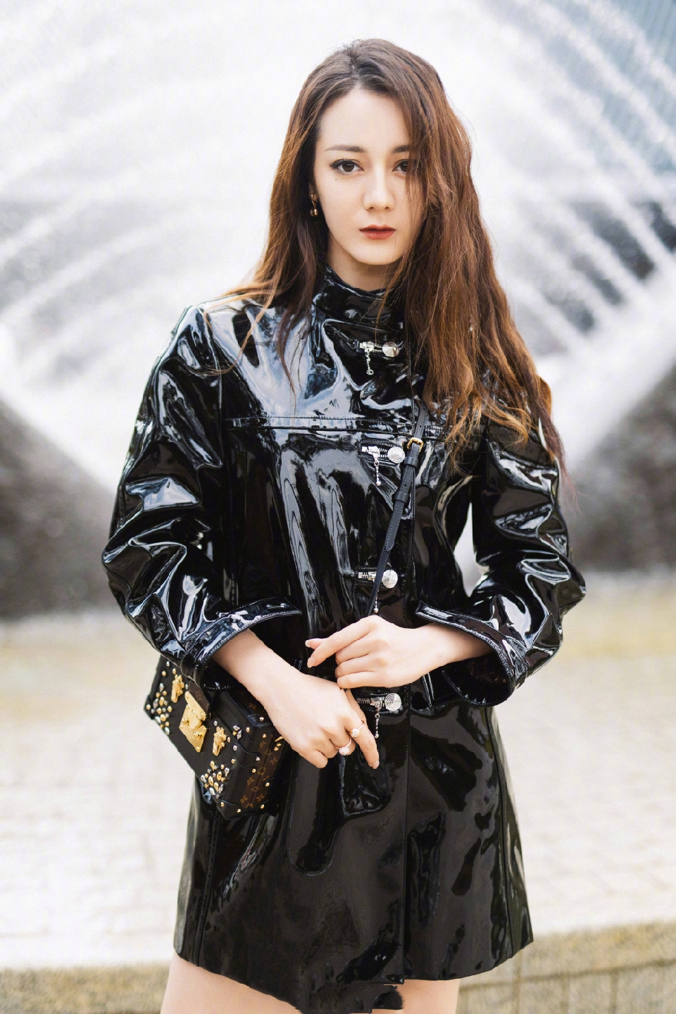 圆脸2022年减龄气质卷发发型中分,中分大圆脸女生适合的发型