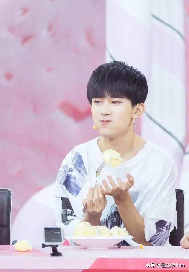 三小只王俊凯易烊千玺答题,tfboys王俊凯给易烊千玺递话筒