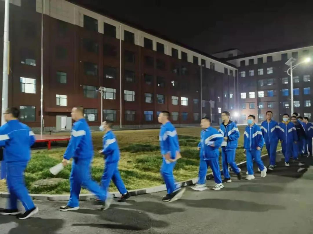 晚自习同学们在争分夺秒的学习,自习课上同学们都在埋头复习