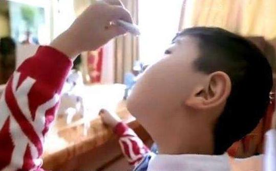 儿童错把502当眼药水,宝宝眼里不小心进了502胶水