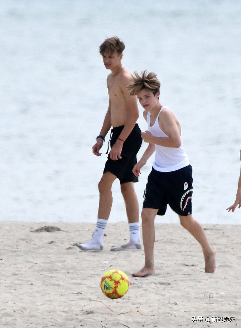 又胖了?小七沙滩踢足球比17岁哥哥腿还粗,太胖跑不动被球砸脸