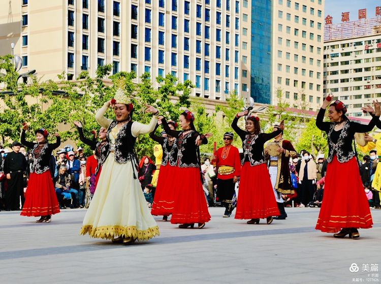 洛阳牡丹广场：*疆新**舞大联欢
