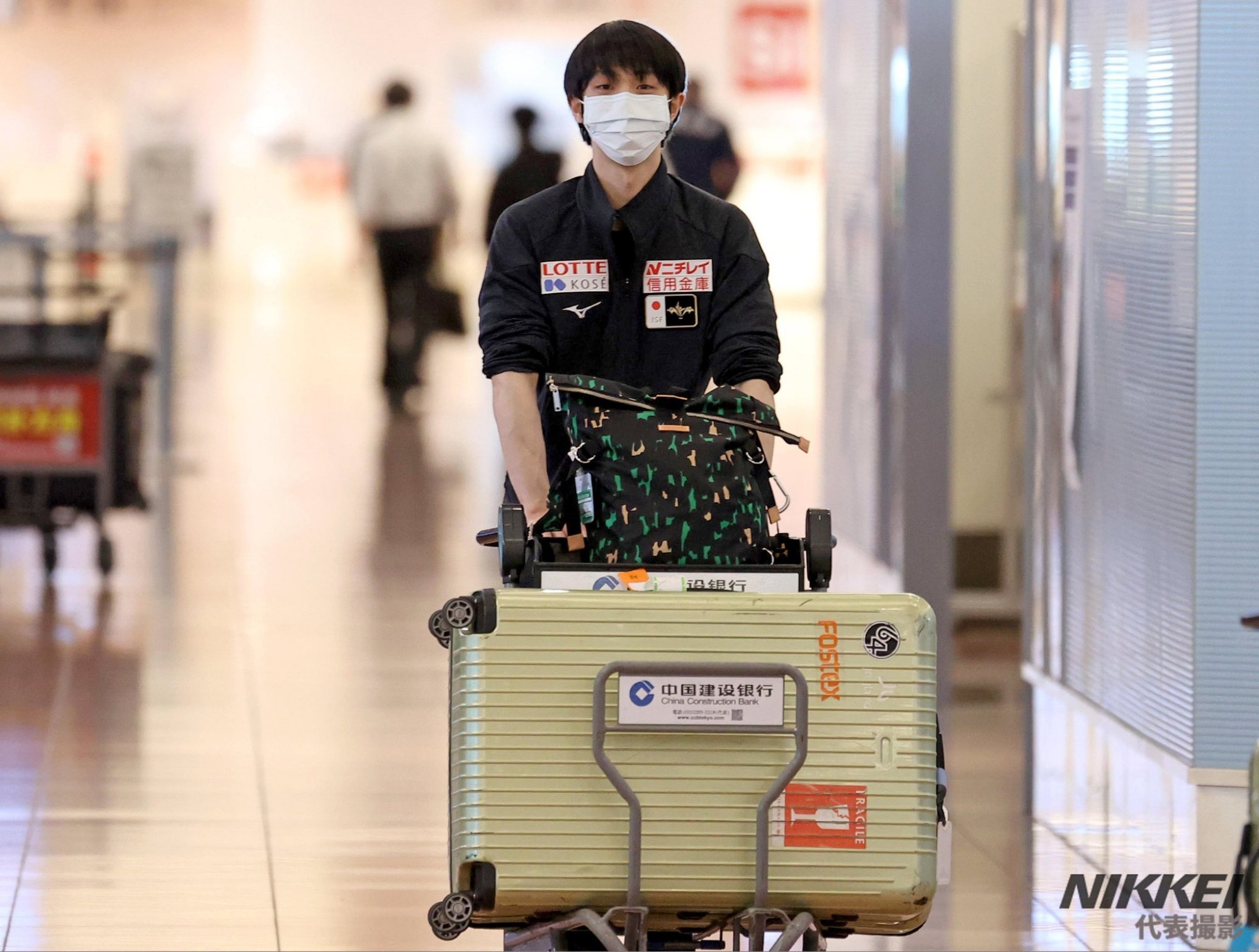 羽生结弦回国开始隔离，机场行李车亮了