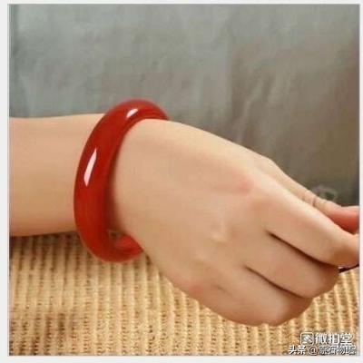 摔坏30万的玉镯赔多少钱,玉镯被打破赔了100万的玉镯