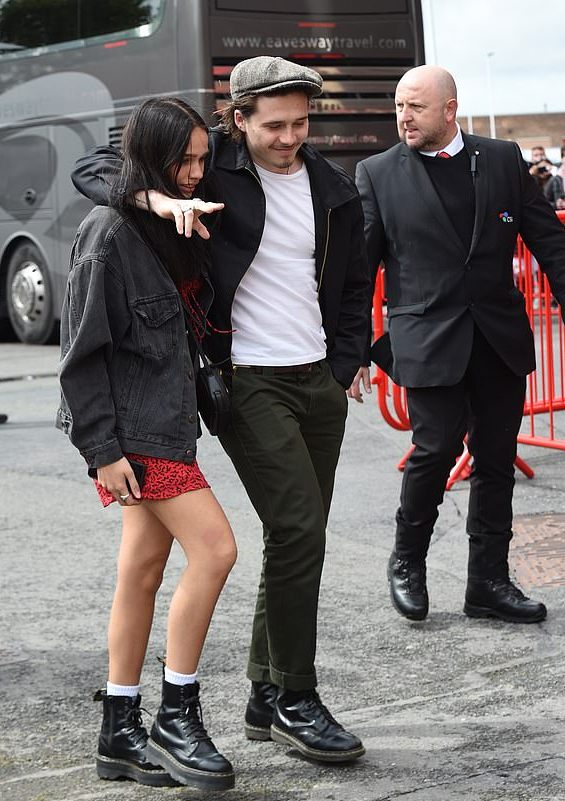 贝嫂带小七去看足球赛,贝嫂带娃看小贝比赛