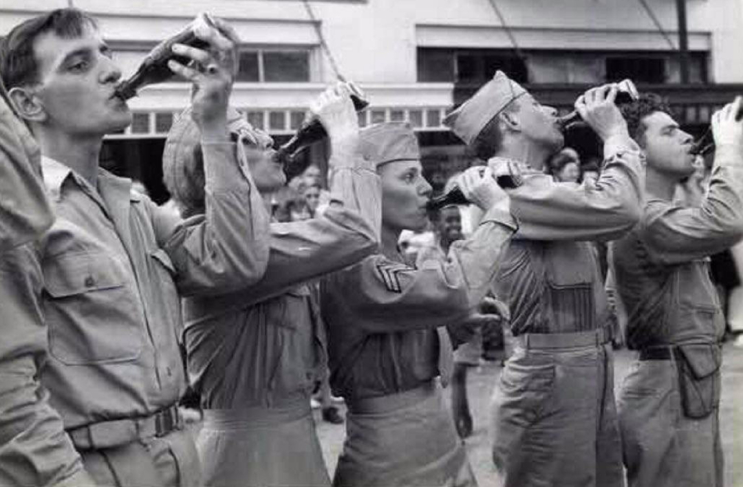 二战美国兵喝可乐,二战德国军官喝芬达