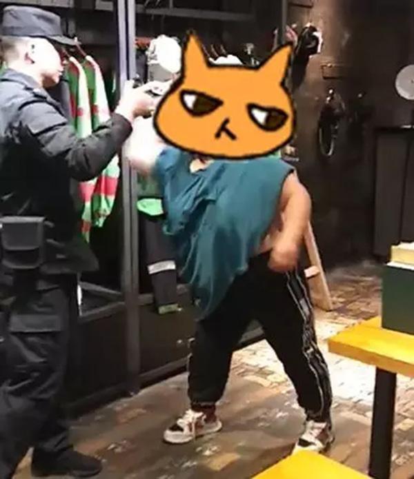 安徽一商场内女子当众半裸试穿拒不付款惊动特警