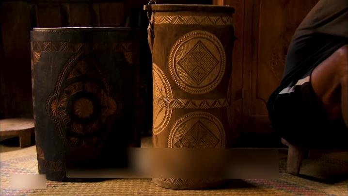 非洲传统伐木工艺，一月才赚600元，曾被列为非物质文化遗产