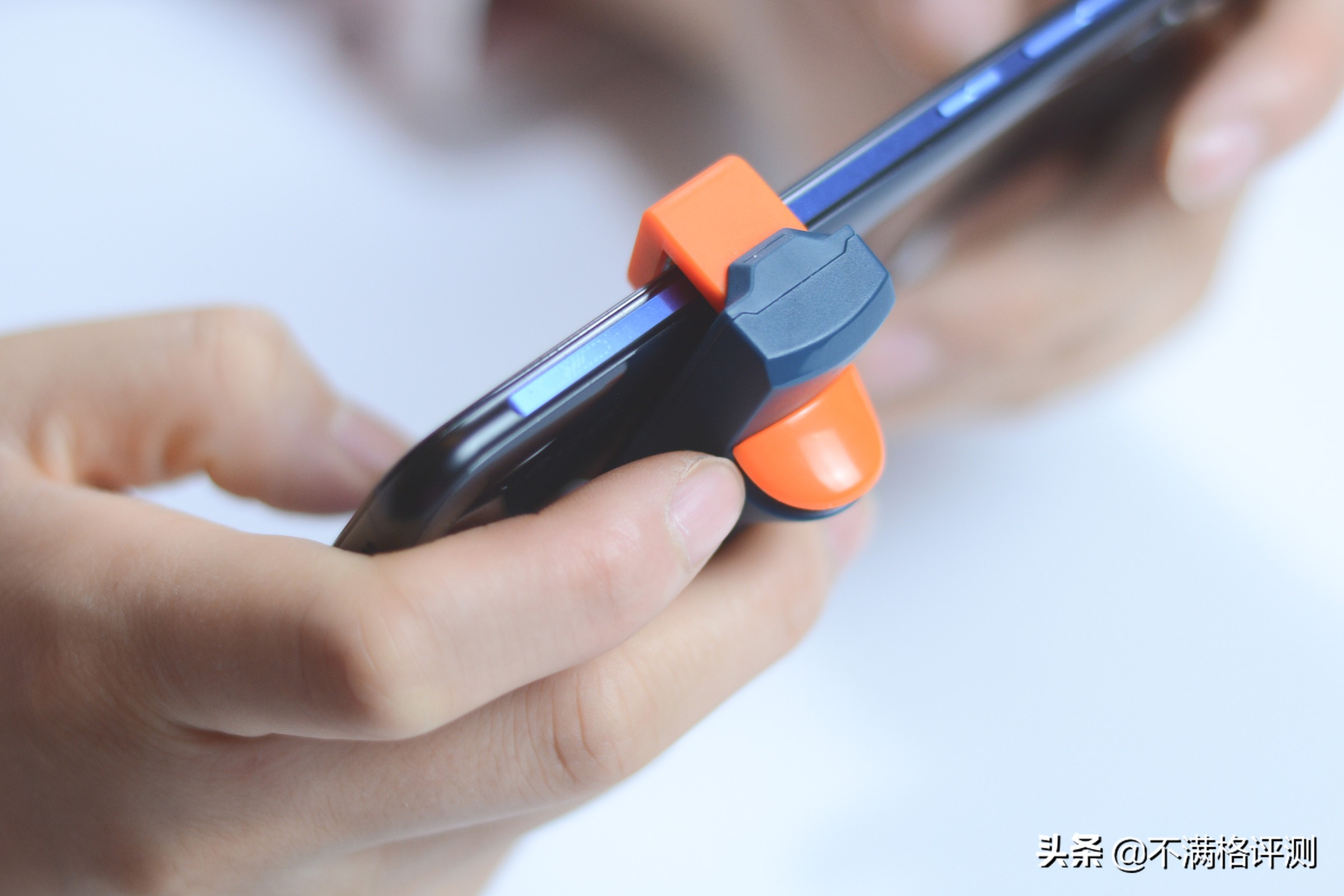 北通J1手游按键：打火机一样大小，用它玩吃鸡，SKS秒变AK47