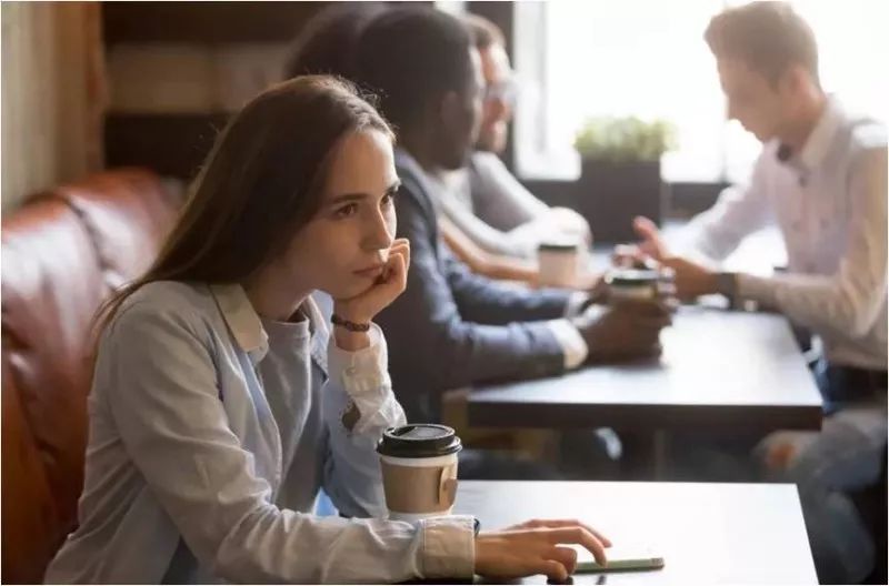 你身上的符号,代表了你是什么圈层的人,你的圈子也在嫌你穷