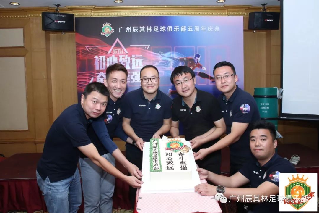 足球运动员为抗击疫情献力,疫情不隔离关爱