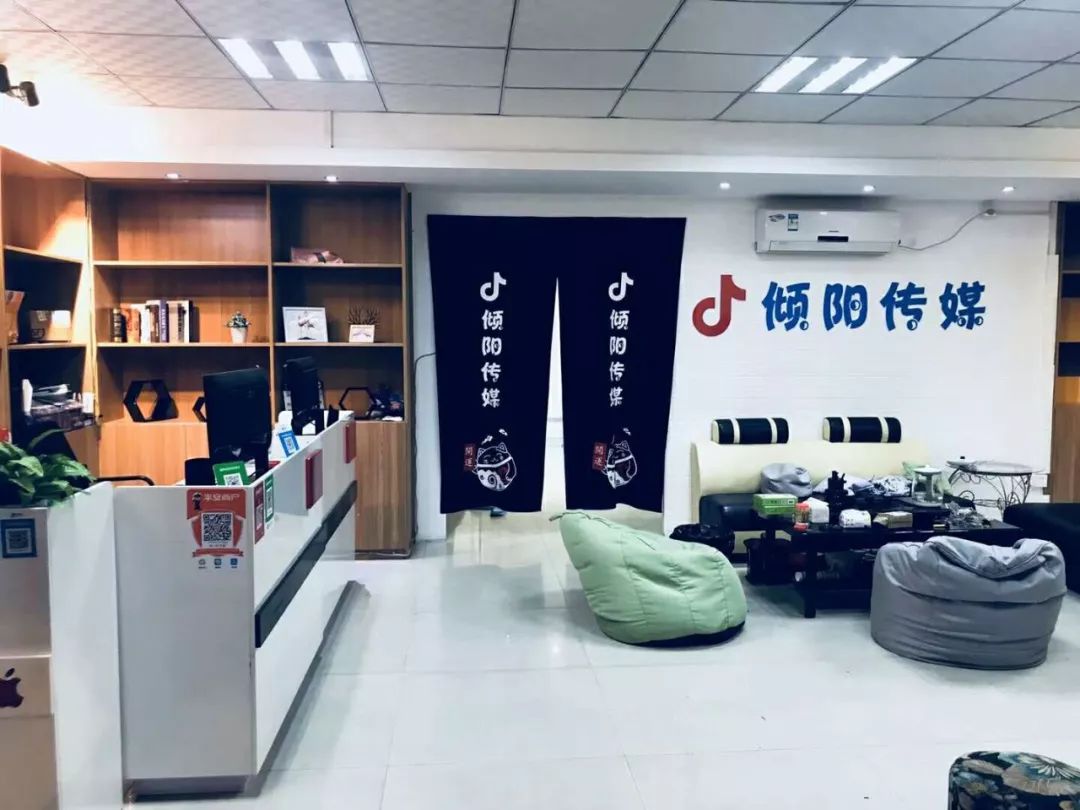 月休4天，5小时工作制，购买五险一金，更有节日补贴