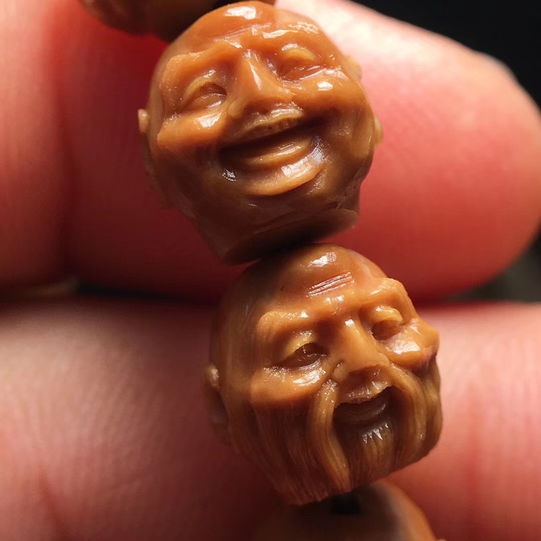 橄榄核雕手串上油盘还是干盘好看,玩文玩橄榄核雕要注意这三点