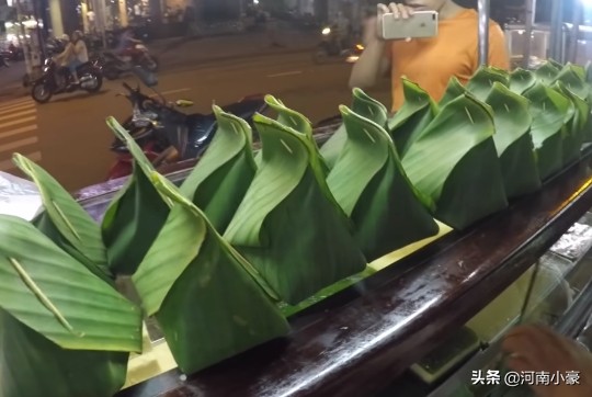 安徽小伙摆摊卖菜盒子7元一个,小伙子卖韭菜盒子