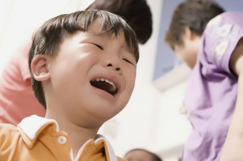 宝宝一言不合就“动手”,家长要这样管,以后才能“拿得住”孩子