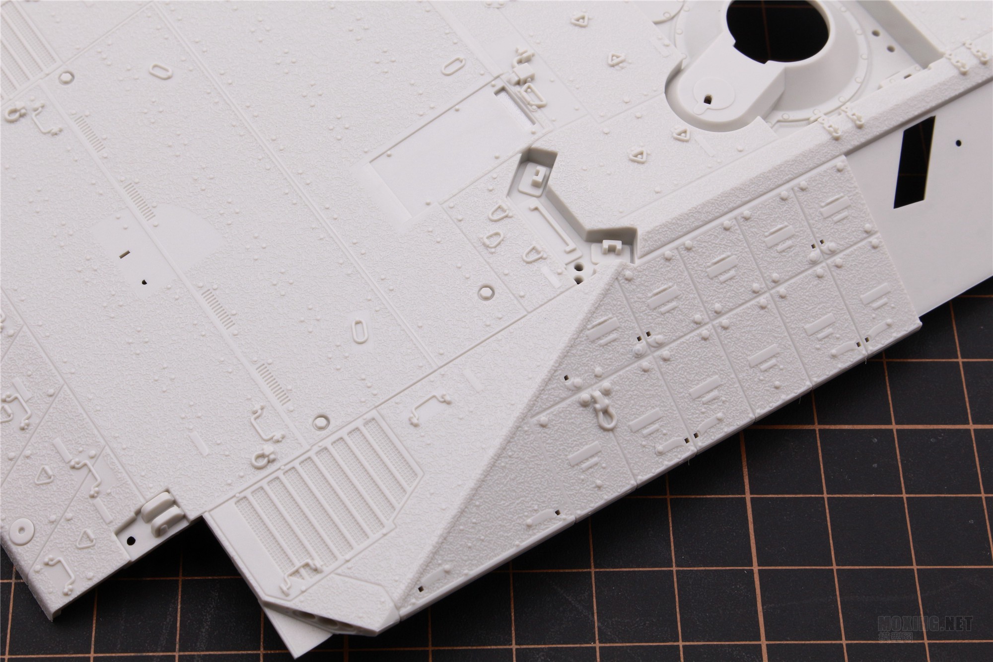 MENG,SS-018-1/35以色列“雌虎”重型装甲运输车-简介与开盒